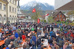 Grossaufmarsch des Publikums auf dem Schulhausplatz, wo es auch Darbietungen der Fahnenschwinger, Jodler, Alphornbläser, der Trachtengruppe und des Jodlerklubs Schlierental sowie der Blaskapelle gab.