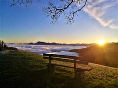 Traumhafter Sonnenaufgang mit Blick auf den schneebedeckten Pilatus. (Bild: Urs Gutfleisch, Holderchäppeli, 10. November 2019)