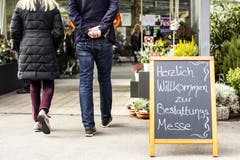 Besucher sind auf dem Weg an die erste Bestattungsmesse der Schweiz. (Bild: KEYSTONE/Alexandra Wey, Luzern, 10. November 2019)