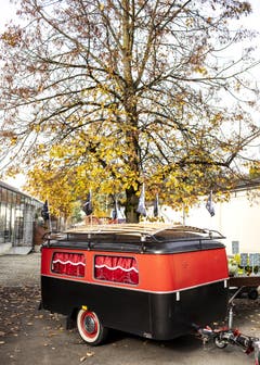 Ein Bestattungsanhänger ist zu sehen an der ersten Bestattungsmesse der Schweiz. (Bild: KEYSTONE/Alexandra Wey, Luzern, 10. November 2019)