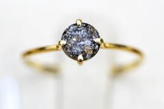 Ein Fingerring, gefertigt aus Asche. (Bild: KEYSTONE/Alexandra Wey, Luzern, 10. November 2019)
