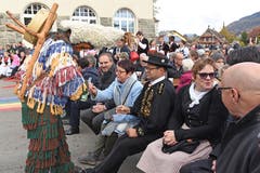 Ein Schnäpsli für die Ehrengäste - darunter auch der einheimische Landammann Josef Hess in der Trachtenbluse.