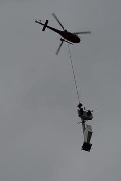 Für den Doppelspurausbau der Zentralbahn in Hergiswil wurden die Signalmasten per Helikopter an die Strecke geflogen, auf das vorbereitete Fundament gestellt und montiert. In wenigen Minuten war das Signal aufgestellt. Eine eindrückliche Leistung des Teams. (Bild: Karl Odermatt, 9. November 2019)