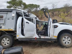 Die tödlich verletzte Giraffe krachte auf den Safari-Mietwagen, hinter dessen Steuer ein Schweizer Fahrer sass. (Bild: Twitter / Kürger-Nationalpark)