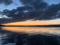Abendstimmung am Zugersee. (Bild: Rita Hofstetter, Zug, 12. November 2019)