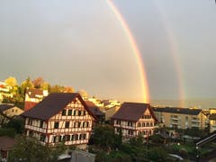 Ein kurzer Lichtblick am trüben Sonntag: gegen Abend zeigte sich in Cham ein Regenbogen. (Bild: Karl Bienz, Cham, 3. November 2019)
