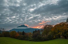 Meggerhorn mit Blick auf den Pilatus: Die Lichtverhältnisse waren den Tag über schlecht – bis zur beginnenden Dämmerung. (Bild: Stefan Kunz, Meggerhorn, 2. November 2019)
