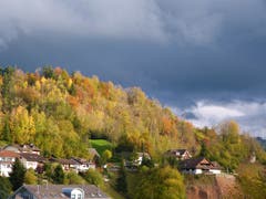 Tolle Herbststimmung bei Gewitterneigung. (Bild: Josef Lustenberger, Wolhusen, 2. November 2019)