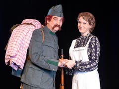 Gilles Tschudi als HD-Soldat Läppli und Caroline Rasser, die das Stück produziert und zudem als Zimmervermieterin Frau Müller auf der Bühne des Theaters Fauteuil in Basel steht. (Bild: Theater Fauteuil/Foto Mimmo Muscio)