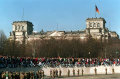 Deutsche aus dem Westen und Osten stehen auf der Mauer vor dem Reichstagsgebäude. (Bild: Keystone / AP, 9. November 1989)