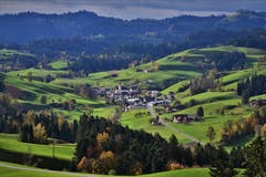 Wenn Sonne und Regen sich abwechseln. (Bild: Alfred Herzog, Luthern Dorf, 4. November 2019)