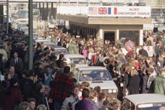Ostberliner werden bei der Überquerung der Grenze in ihren Autos von ihren Westberliner Nachbarn bejubelt. (Bild: Thomas Kienzle / Keystone, 10. November 1989)