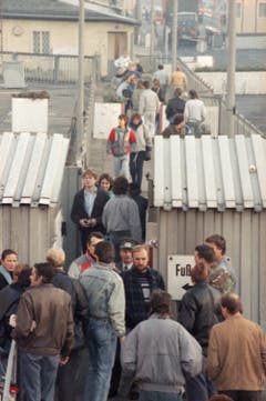 Berliner überschreiten einen Grenzposten. (Bild: Udo Weitz / Keystone, 9. November 1989)