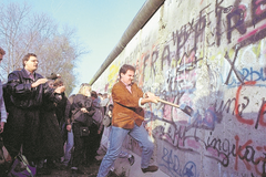 12. November 1989: Mit Hämmern gegen die Mauer. (Bild: Keystone / Str)