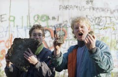 Sie retten ein Stück Berliner Mauer. (Bild: Udo Weitz / Keystone, 9. November 1989)