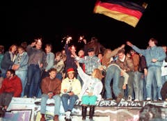 Der Fall der Mauer wird gefeiert. (Bild: Keystone / Str, 9. November 1989)