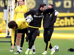 Gut aufgelegt: Roman Bürki und Paco Alcacer (rechts) könnten nach Verletzungen für Dortmund in der Champions League wieder zum Einsatz kommen (Bild: KEYSTONE/EPA/FRIEDEMANN VOGEL)