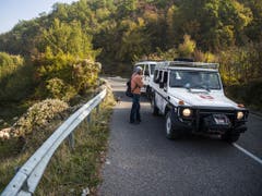 Auf dem Weg von den Bergen zurück nach Prizren treffen Oberleutnant Della Pietra und Soldatin Tanner auf einen Schäfer, der in der Schweiz gewohnt hatte, ihnen von seiner Familie erzählt und sie für den nächsten Besuch zum Kaffee einlädt. (Bild: Keystone/JEAN-CHRISTOPHE BOTT)