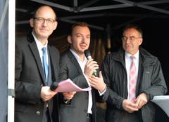 Florian Wussmann, Präsident der Studentenschaft (mit Mikrofon), und HSG-Rektor Thomas Bieger (rechts) bringen den Spatenstich mit der Zukunft des Lernens in Verbindung.