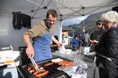 Leckere Würste auf dem Grill (Bild: Urs Hanhart, Rütli, 6. November 2019)