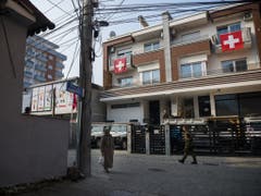 Dieses grosszügige Wohnhaus in Prizren ist für sechs Monate das Zuhause der neun Schweizer Soldaten des Liaison and Monitoring Teams (LMT). Verlassen dürfen sie es nur bewaffnet und in Uniform, Ausgang gibt es nicht. (Bild: Keystone/JEAN-CHRISTOPHE BOTT)