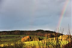 Regenbogen am Stierenberg bei Sonnenuntergang. (Bild: Josef Habermacher, Rickenbach, 6. November 2019)