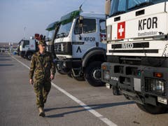 Hauptmann Jedelhauser inspiziert den Swisscoy-Wagenpark in Novo Selo mit 120 Fahrzeuge, darunter fünf Sattelschlepper, zwei Kranlastwagen und einen Unimog zur Strassenreinigung und zum Schneeräumen. (Bild: Keystone/JEAN-CHRISTOPHE BOTT)