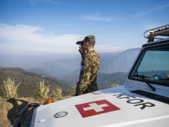 Oberleutnant Mirko Della Pietra kontrolliert in den Bergen oberhalb von Prizren, ob die Strassen befahrbar und frei von Blockaden sind. Auch das ist eine Aufgabe der Swisscoy-Soldaten. Denn die Kfor muss auch dafür sorgen, dass allen Einwohnern des Kosovos Bewegungsfreiheit garantiert ist. (Bild: Keystone/JEAN-CHRISTOPHE BOTT)