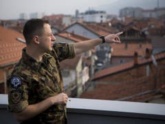 Hauptmann Giacomo Salvi (32) ist begeistert von der kulturellen Vielfalt und der reichen Geschichte von Prizren. Religiöse Spannung zwischen der Kosovo-albanischen Mehrheit und den Minderheiten von der Kosovo-Serben, Kosovo-Bosniaken und Kosovo-Roma gab es in seinem Sektor bisher keine. (Bild: Keystone/JEAN-CHRISTOPHE BOTT)