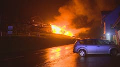 Die Produktionsstätte stand in Flammen. (Bild: BRK News)