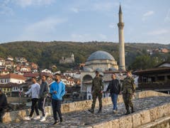 Zusammen mit einem Übersetzer patrouillieren Oberleutnant Mirko Della Pietra und Soldatin Rea Tanner durch die Strassen von Prizren. So fühlen sie «den Puls der Bevölkerung» und überwachen nach eigenen Angaben die sicherheitspolitische, sozio-ökonomische und politische Situation». (Bild: Keystone/JEAN-CHRISTOPHE BOTT)