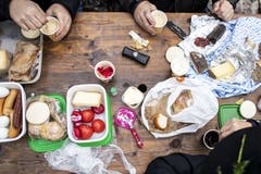 Schützen beim Frühstück. (Bild: Alexandra Wey / Keystone, Rütli, 6. November 2019)