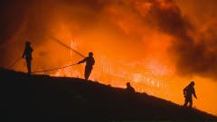 Die Feuerwehr ist mit den Löscharbeiten beschäftigt (Bild: BRK News)