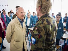 Schuldirektor Halil Shehu erzählt Fachoffizierin Karine Wilhelm in Planeje von den mangelnden Schulräumen und vom gefährlichen Schulweg. Politische Fragen jedoch beantwortet er nur sehr zurückhaltend. (Bild: Keystone/JEAN-CHRISTOPHE BOTT)