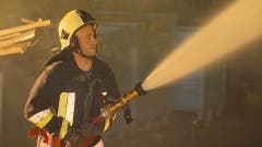 Ein Feuerwehrmann im Einsatz. (Bild: BRK News)