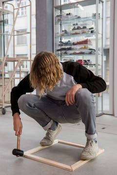 Ein Student arbeitet im Raum für Farbe. (Bild: Freie Fotografin/Eveline Beerkircher)
