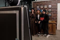 Im Bild von links Jil Konzelmann, Leonie Haag und Lynn von Moos am Stand von KV Luzern. (Bild: Corinne Glanzmann, Luzern, 7. November 2019)