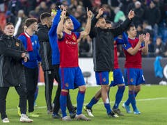 Die Spieler bedanken sich für den Support aus der Muttenzerkurve (Bild: KEYSTONE/GEORGIOS KEFALAS)