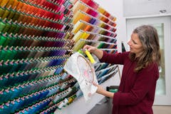 Petra Hüsler, Mitarbeiterin an der Hochschule für Design und Kunst in der Viscosistadt in Emmenbrücke, an der Arbeit. (Bild: Freie Fotografin/Eveline Beerkircher)