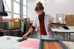 Yvee Nogara, studiert Textildesign an der Hochschule für Design und Kunst in der Viscosistadt in Emmenbrücke, bei der Arbeit in der Druckwerkstatt.(Bild: Freie Fotografin/Eveline Beerkircher)