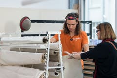 Ein Student arbeitet im Raum für Farbe. (Bild: Freie Fotografin/Eveline Beerkircher)