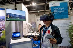 Im Bild Kevin Haag am Stand der HSR. (Bild: Corinne Glanzmann, Luzern, 7. November 2019)