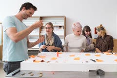 Studenten in der Schmuckwerkstatt. (Bild: Freie Fotografin/Eveline Beerkircher)