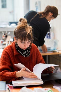 Textildesigner bei der Arbeit. (Bild: Freie Fotografin/Eveline Beerkircher)