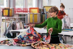 Nina Orgiu, studiert Textildesign an der Hochschule für Design und Kunst in der Viscosistadt in Emmenbrücke. Hier ist sie bei der Arbeit in der Druckwerkstatt.(Bild: Freie Fotografin/Eveline Beerkircher)