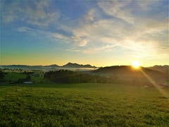Bevor die nächste Front kommt: Goldener Sonnenaufgang über der Naturlandschaft. (Bild: Urs Gutfleisch, Malters, 7. November 2019)