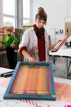 Yvee Nogara, studiert Textildesign an der Hochschule für Design und Kunst in der Viscosistadt in Emmenbrücke, bei der Arbeit in der Druckwerkstatt.(Bild: Freie Fotografin/Eveline Beerkircher)