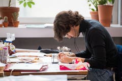 Textildesigner bei der Arbeit. (Bild: Freie Fotografin/Eveline Beerkircher)