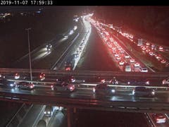 Stau, wohin das Auge reicht: Die A2/A14 Verzweigung Rotsee in Blickrichtung Zug am Donnerstagabend. (Bild: Luzernmobil.ch)