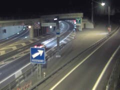 A8 Lopper Portal Süd, Blickrichtung Luzern. Aufnahme von 18.12 Uhr. (Bild: Luzernmobil.ch)